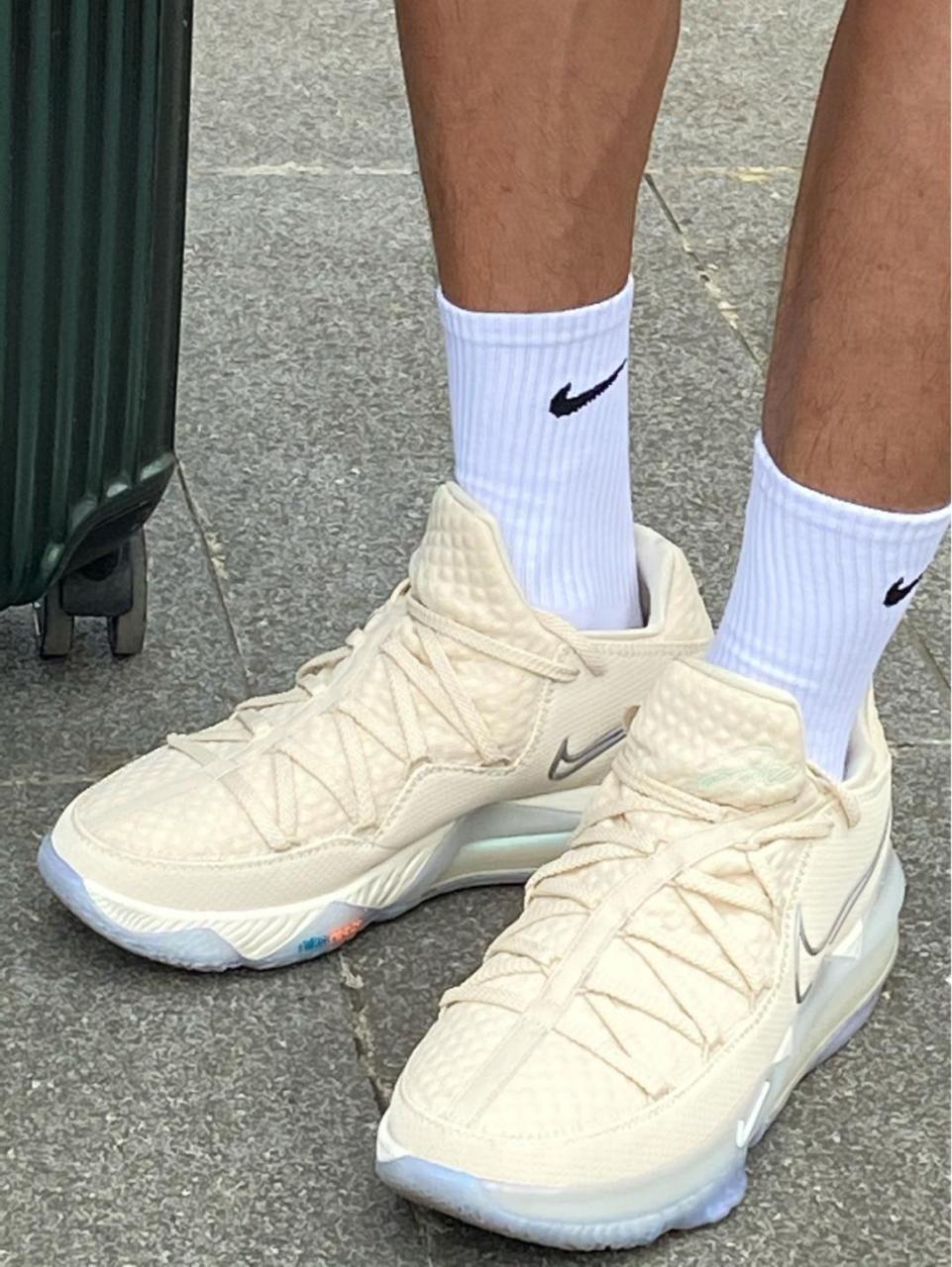 实战篮球鞋nikelbj17压马路也很香 终于有一双称心如意的浅色款篮球鞋