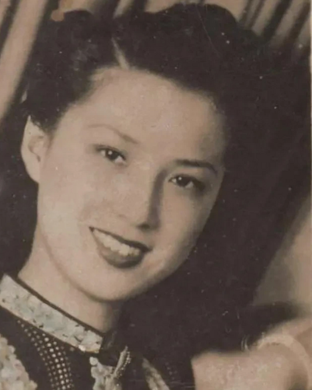 "面对她的请求,徐志摩屁颠屁颠端来痰盂,然而,1968年她去世后,喜欢她