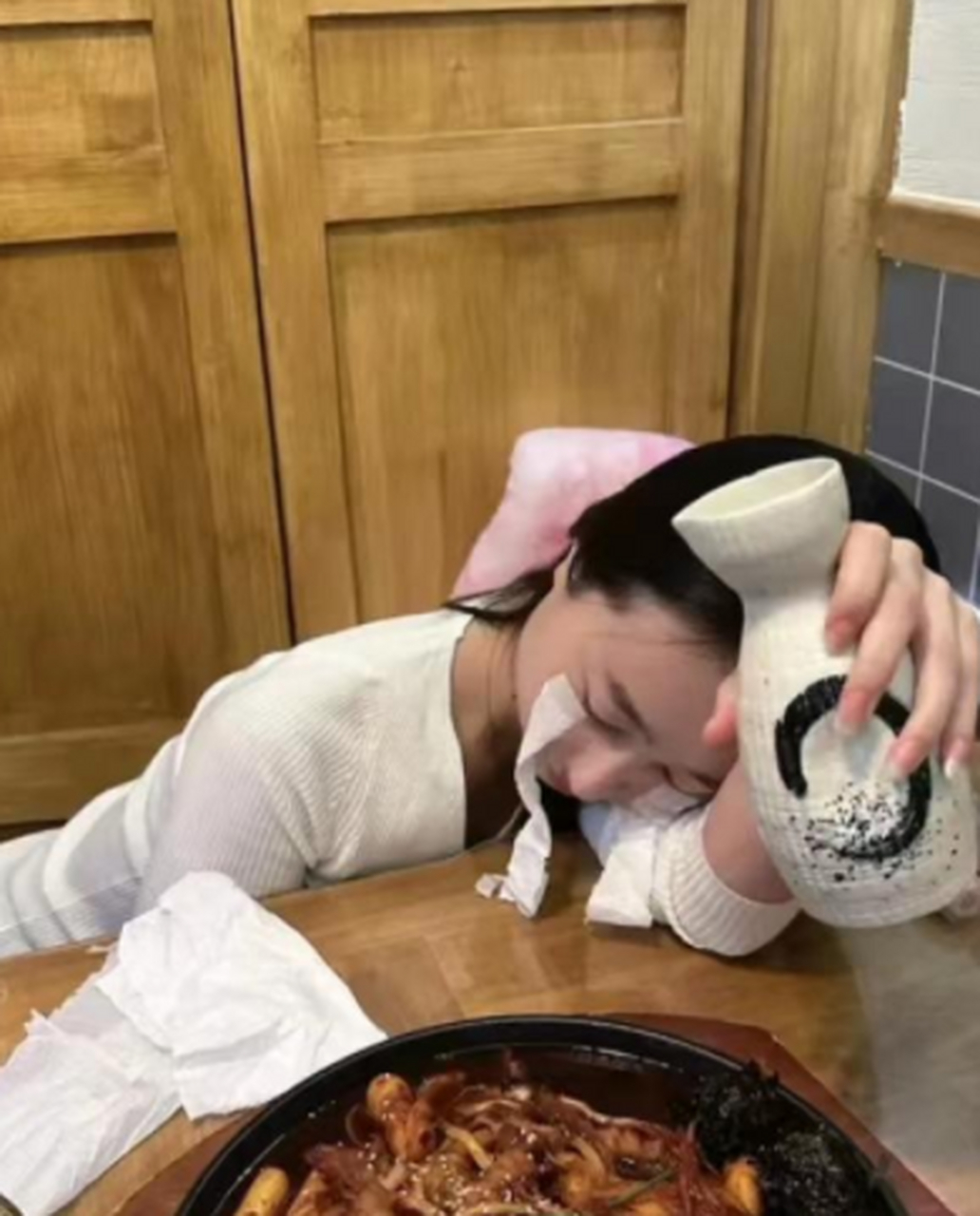 第一次和女同事吃饭,她就喝醉了,我要怎么办?