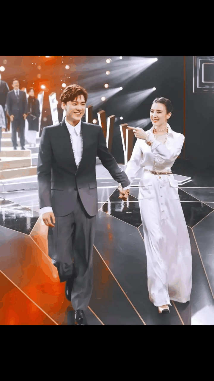 gif创作人# 昨晚,李易峰宋佳作为金鹰奖的颁奖嘉宾,两人牵着登台亮相