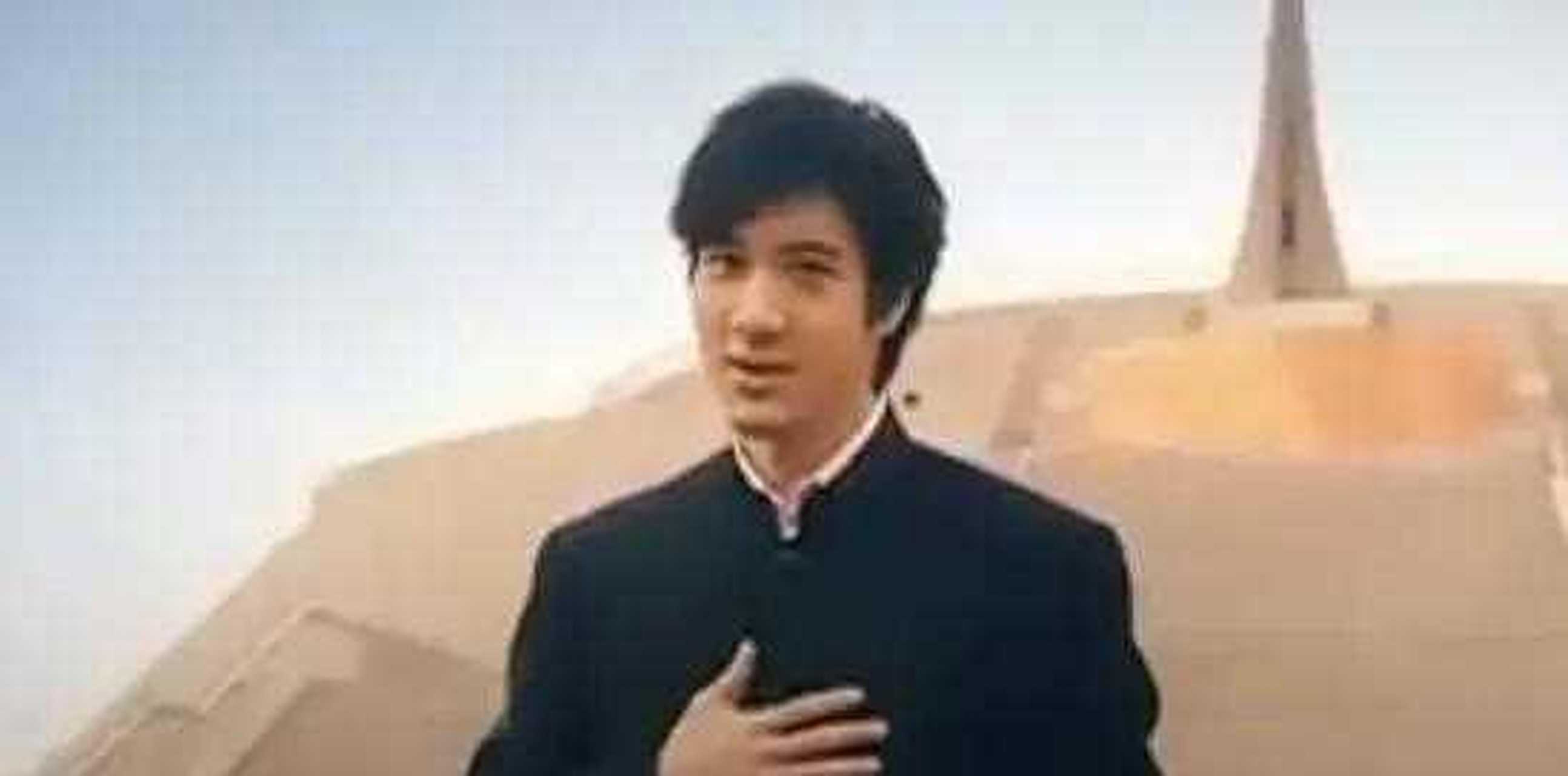 2008年,王力宏第一个录制《北京欢迎你》,顺带帮后面的歌手录制了小样