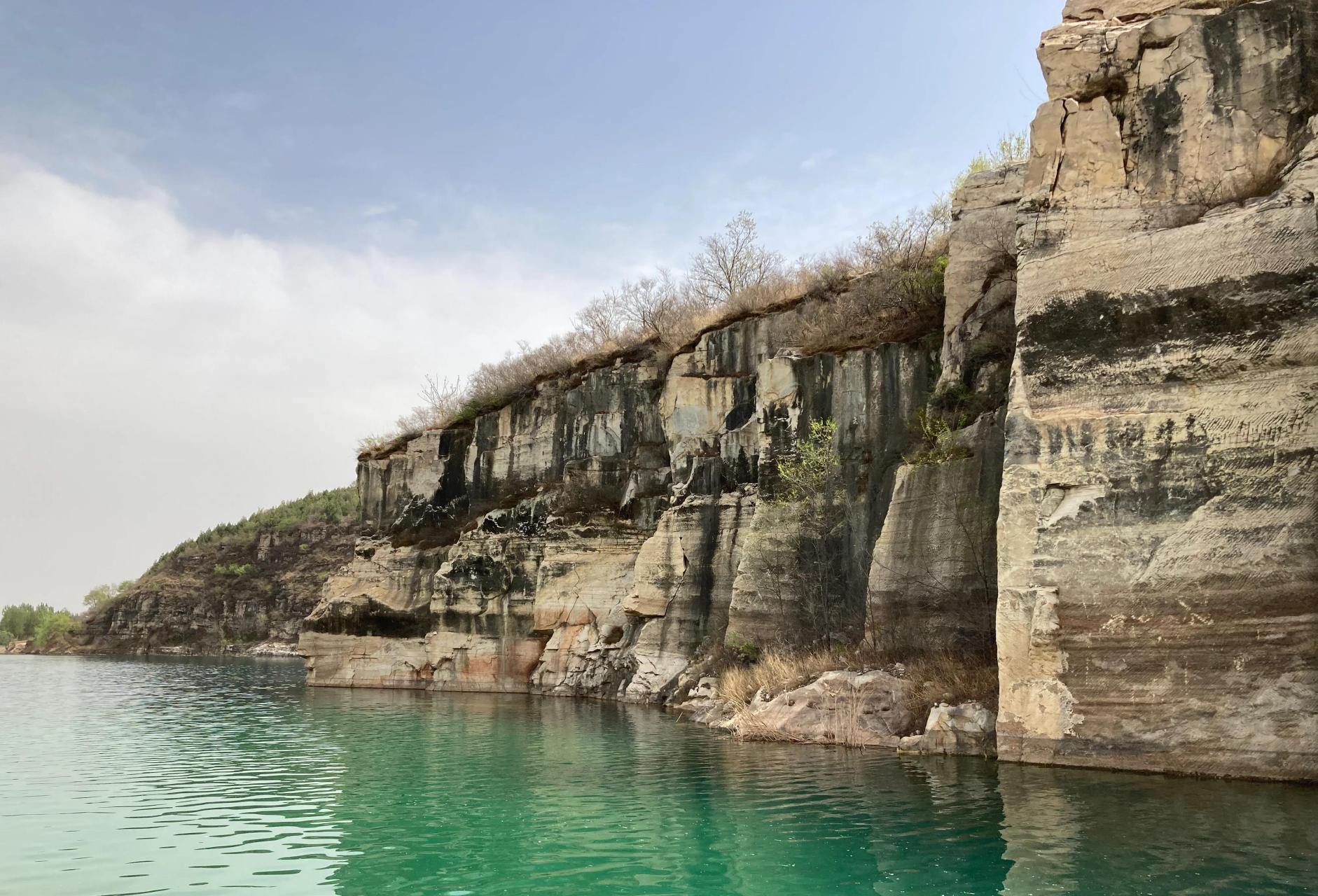 北京有一处翡翠湖,在房山区大石窝镇高庄村.湖水是碧绿色的,很清澈.