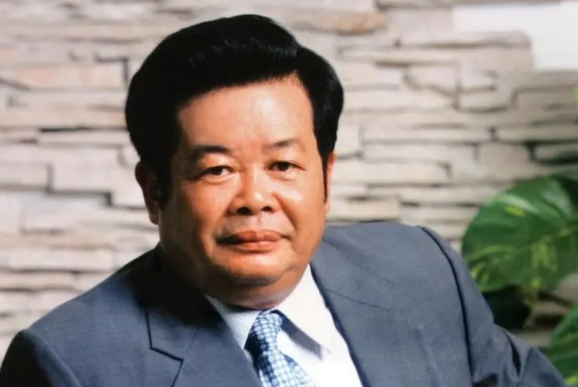 1971年,曹德旺在福清修水库的工地上当炊事员,遇到了一个偷粮食的小
