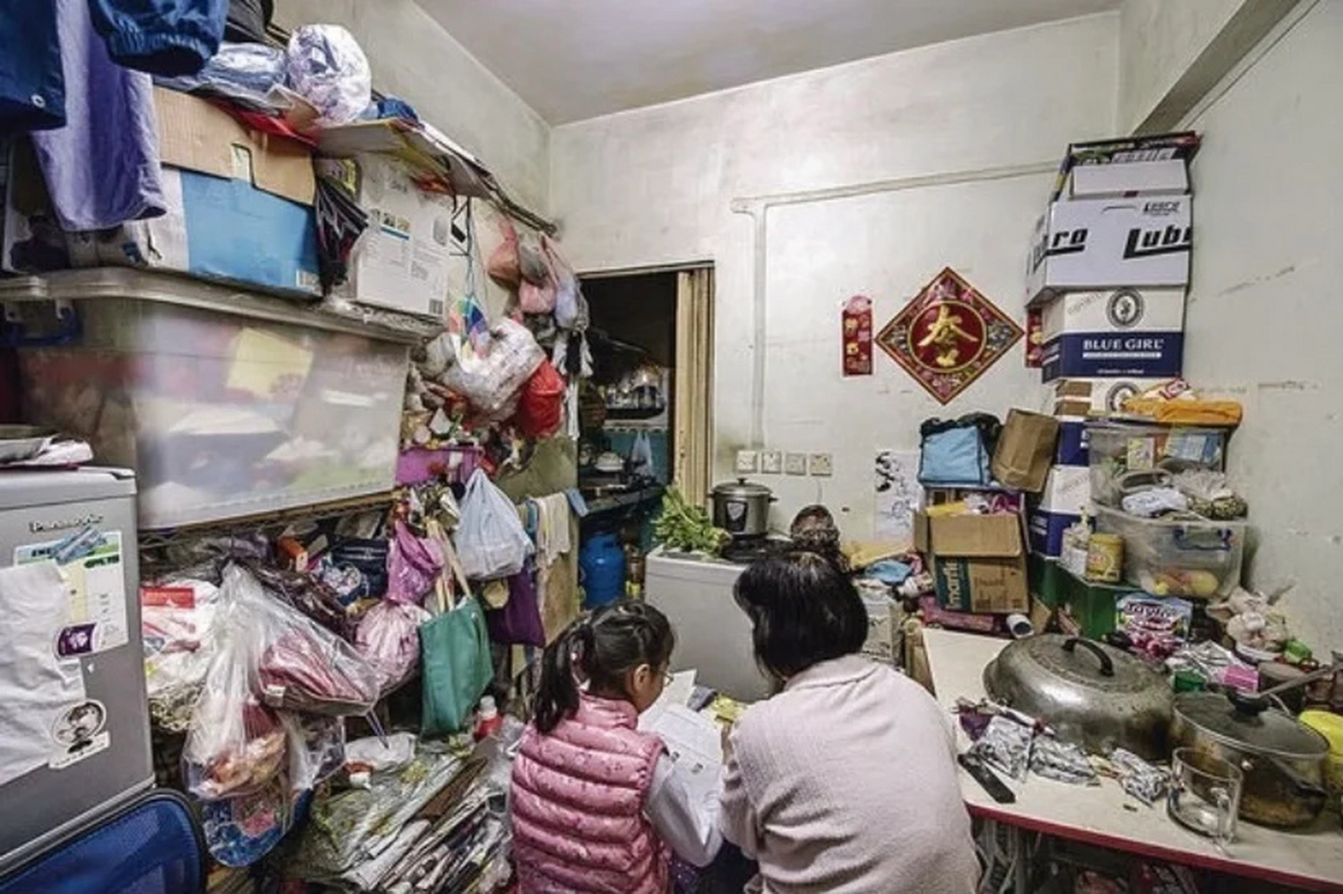 看了香港人的"劏房",我密集恐惧症都要犯了  8㎡的房子,塞进一家六口