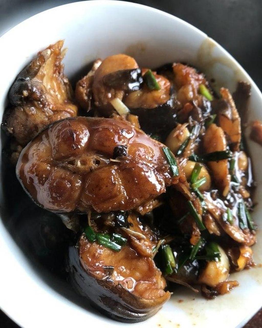 上海红烧鮰鱼以吴淞合兴馆比较出名,红烧鮰鱼是上海市的传统名菜,属于