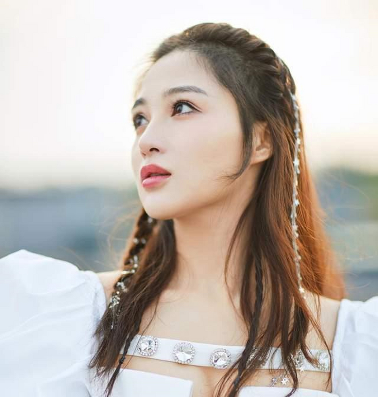 新生代小花,长相非常有辨识度,外表既清纯又可爱,扮起古装时灵动飘逸