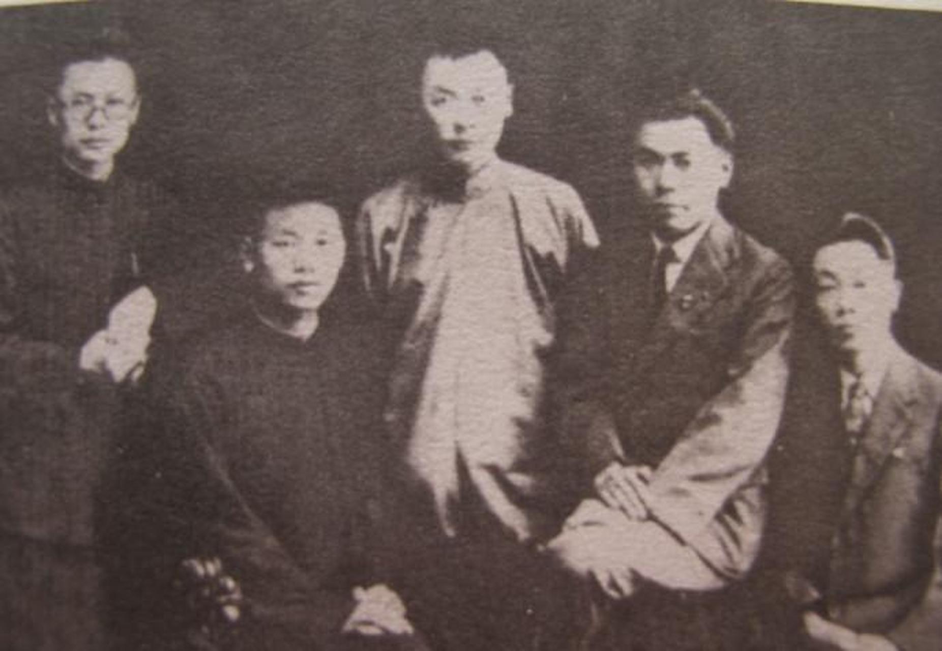 领动计划 1921年,陈毅(中)与法国勤工俭学被迫归来的部分学友合影