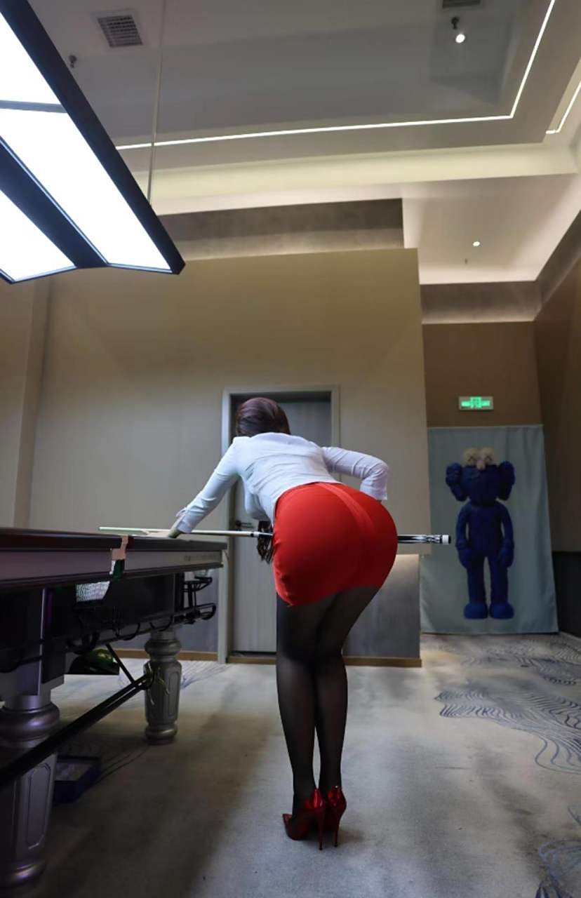 谁会打台球啊?来教我怎么一杆进洞