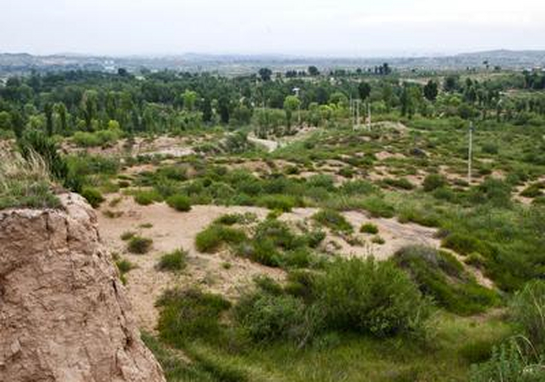 榆林境内著名的长城烽火台 三十台  烽火台又称烟墩,用夯土或石筑成