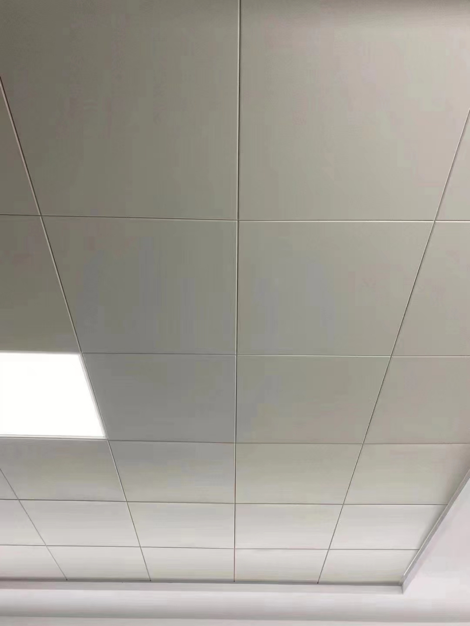 吊顶# 桂林吊顶批发厂家讲述碳晶板是一种新型的建筑装饰材料,也被称