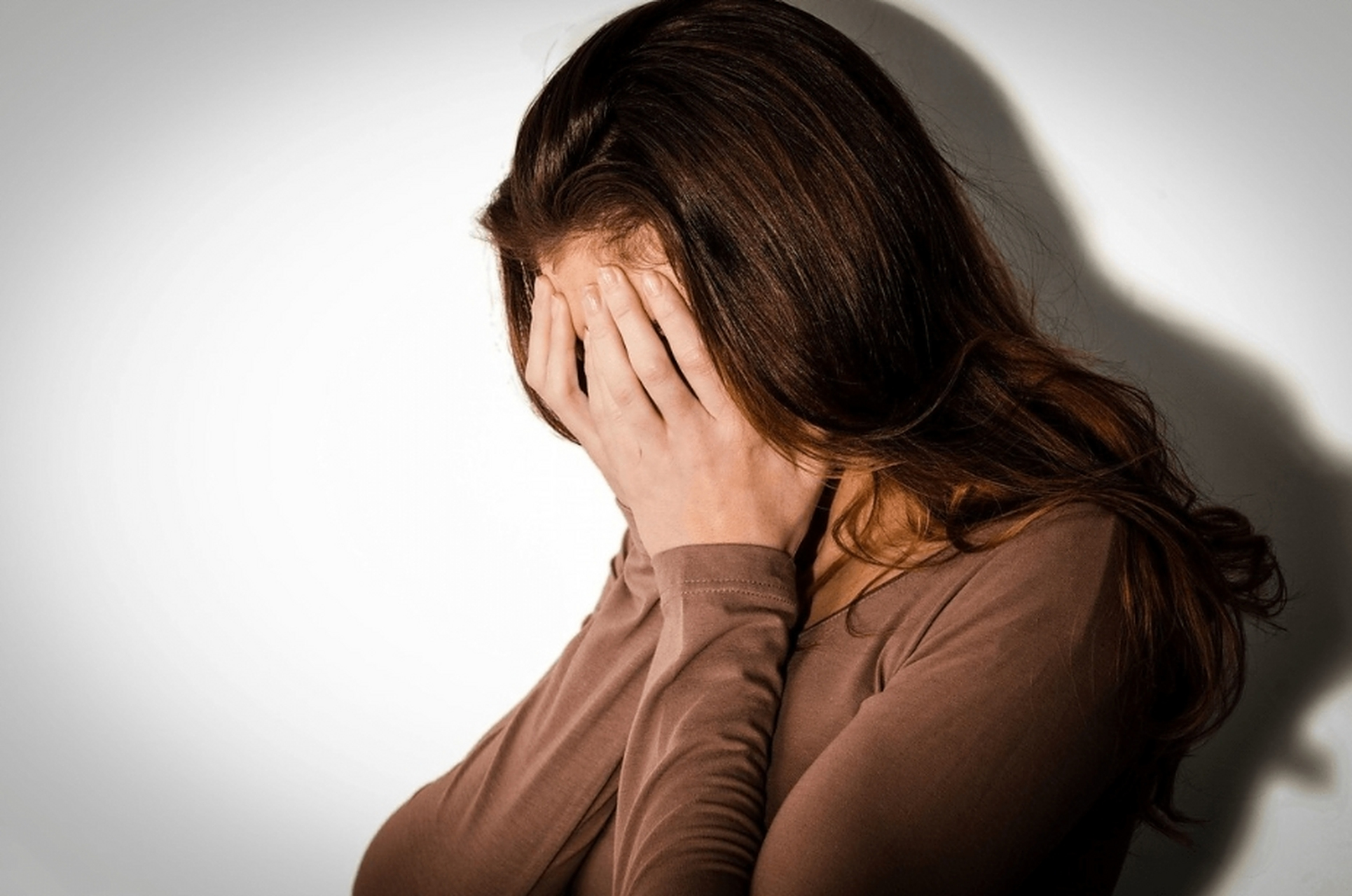 首先会难以感知到真实情绪:有抒情障碍的人无法理解人为何会在某些