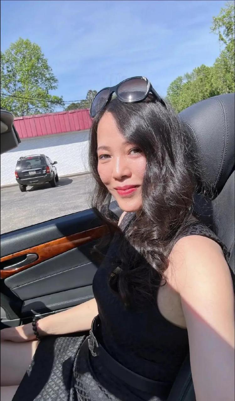 开敞篷的阿姨在米国开奔驰敞篷车的美阿姨,有没有网友能看出具体型号