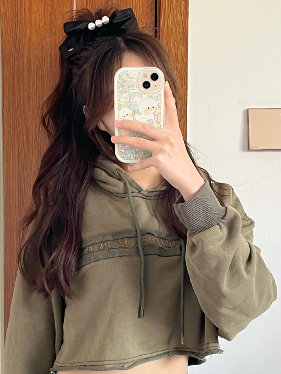 今天,我要向大家介绍一款超级减龄的半扎马尾发型,只需简单三步就能