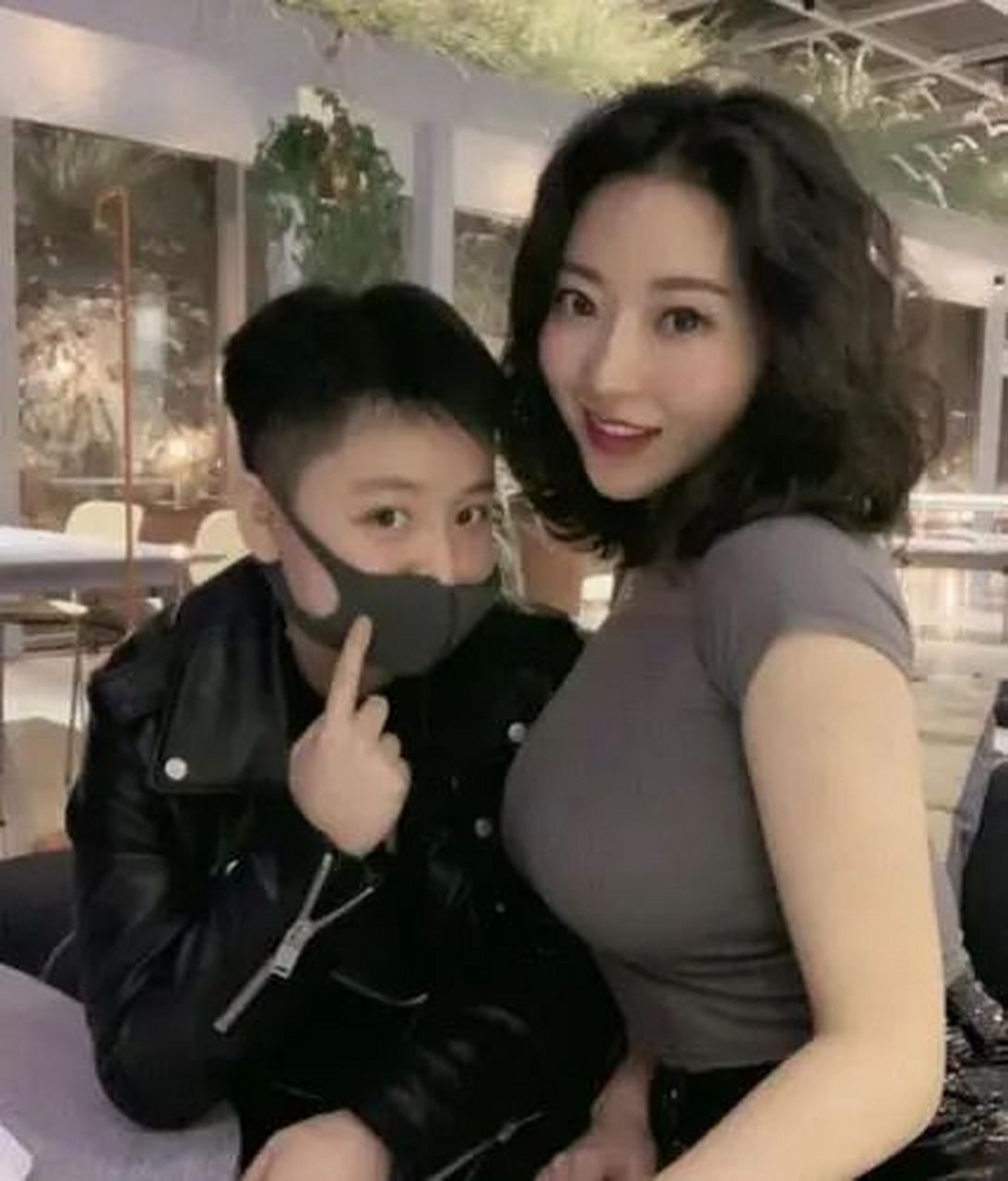 欣赏一下刘强东事件女主角照片, 本人定力不足怦然心动!