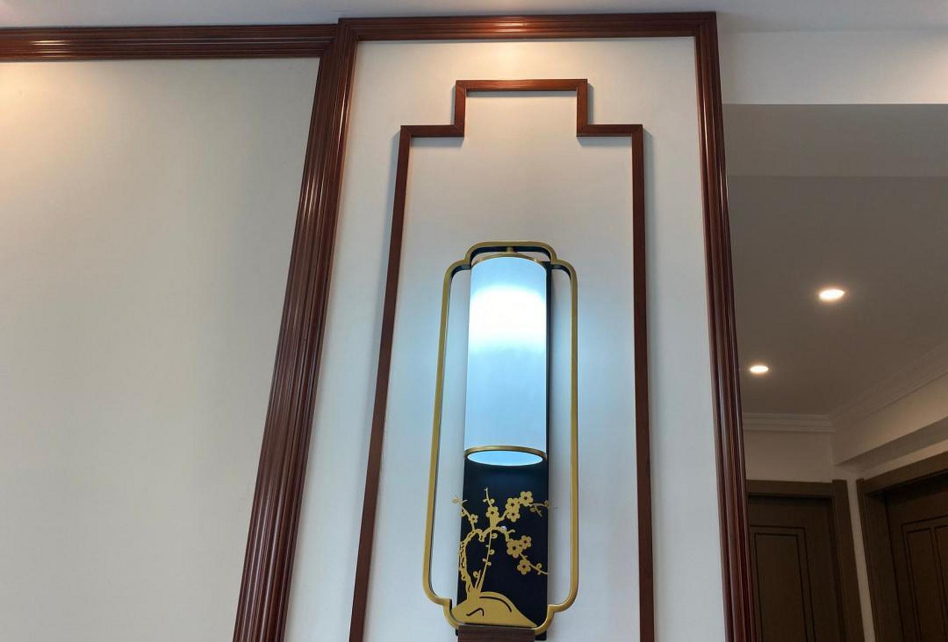 新中式的客厅电视背景墙,很有线条感,而且视觉上也很大气,一家人都