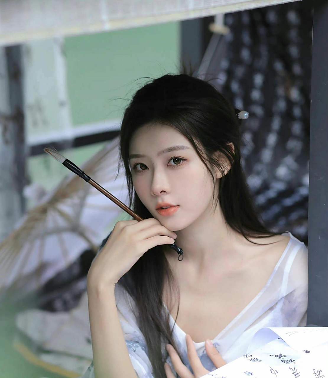 柳眉凤眼俏佳人