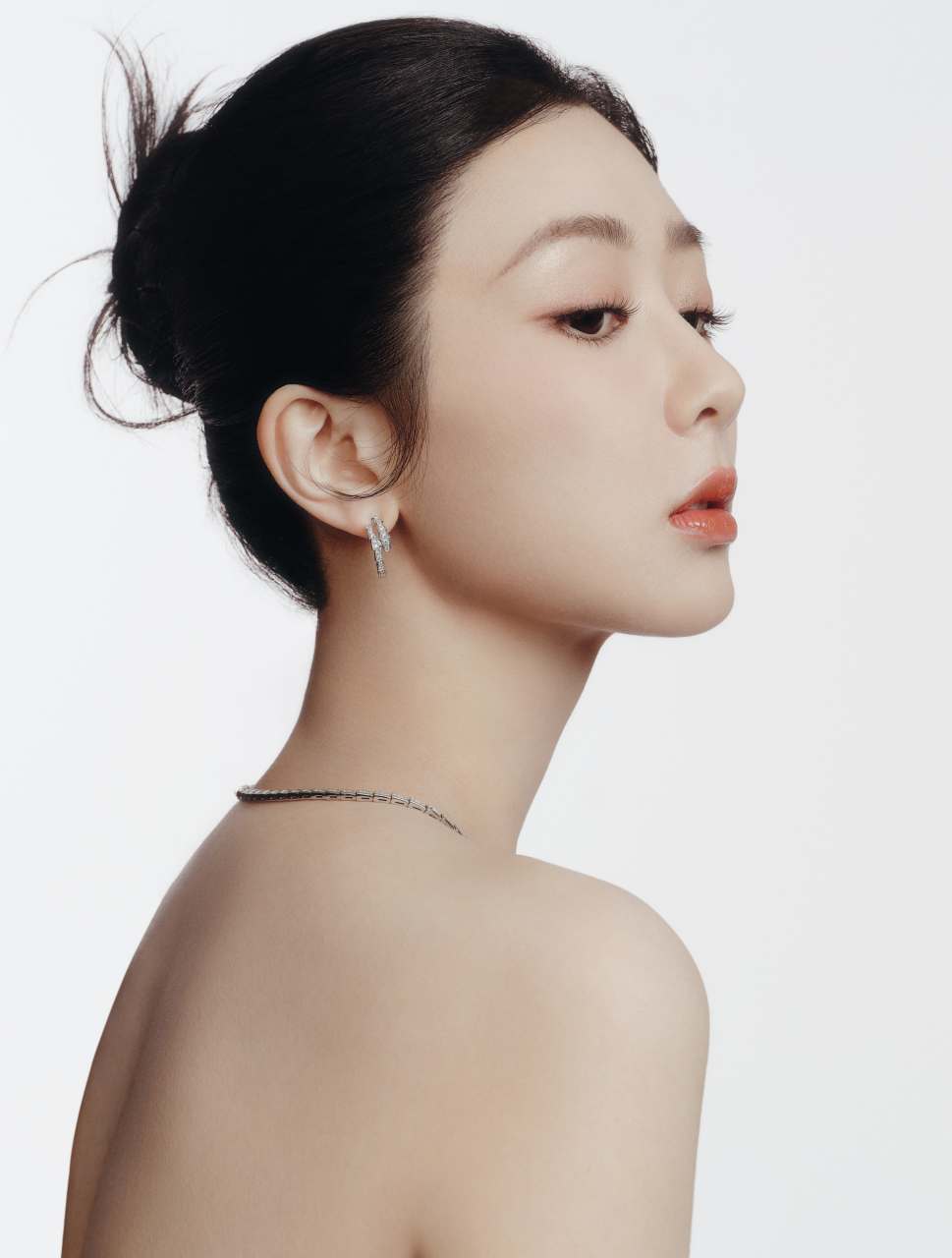 剧中的杨紫也已经三十岁了,她的长相和气质只能用"成熟优雅"来形容!