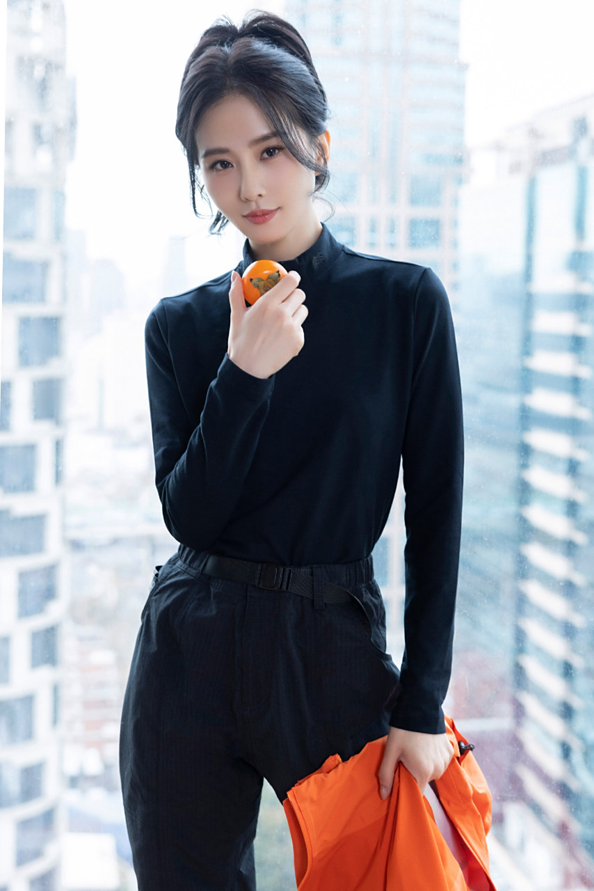 刘诗诗最新画报,中分高马尾元好减龄,户外风也能轻松驾驭!