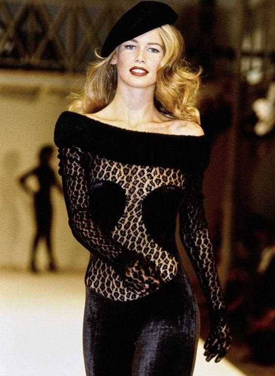 "雪花娘娘"是许多设计师心中的缪斯,她的小黑裙造型好美,拥有金色蓬松