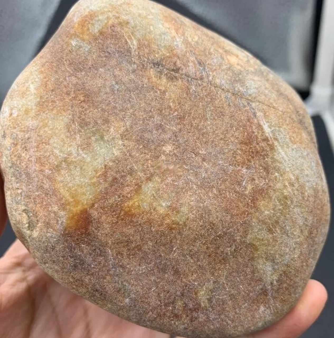 翡翠原石##点击头像看直播# 630克大马坎水石,料型完整,皮薄肉满 红