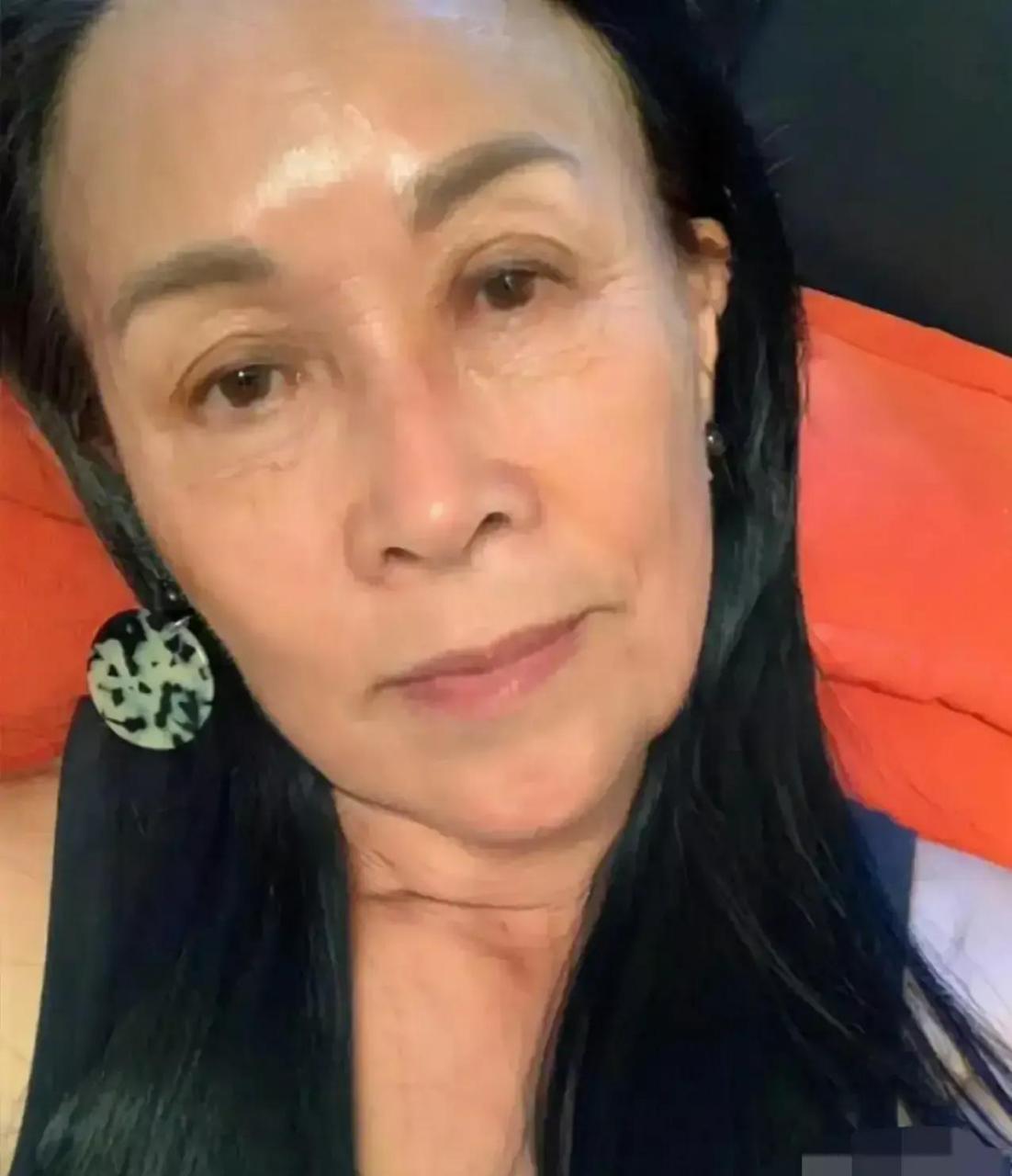 gif创作人# 说真的,那英这张素颜照片把我吓到了.