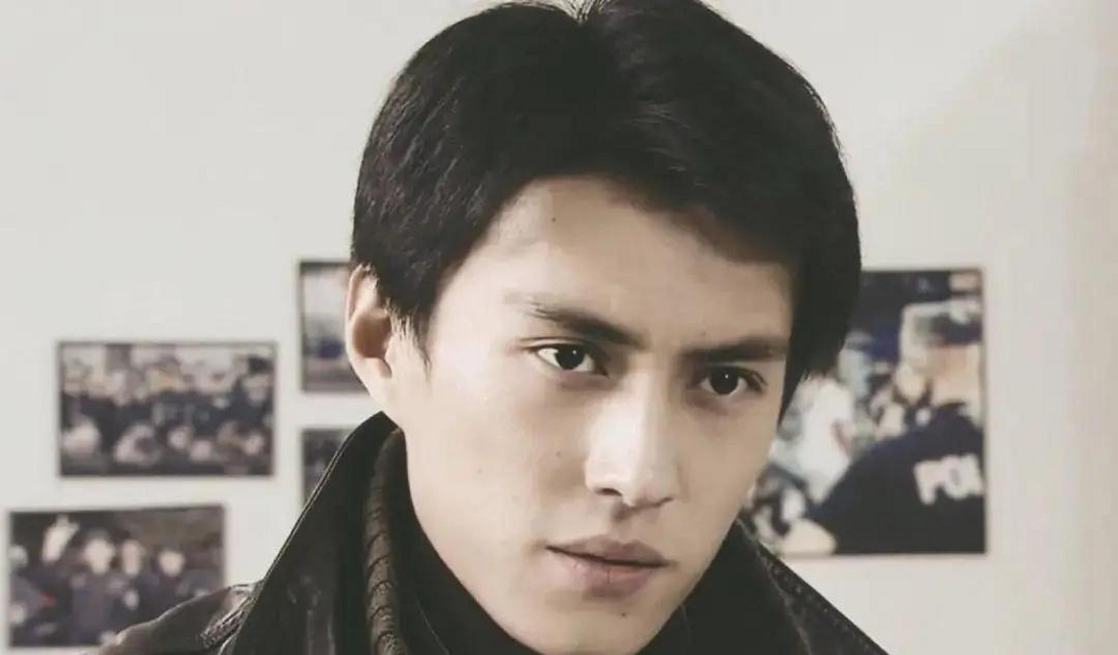 年轻时的靳东五官深邃浓眉大眼的,出演了不少作品都不火,也不知道是啥