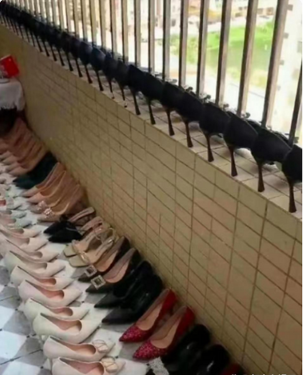 这是不是女生宿舍 怎么这么多鞋子