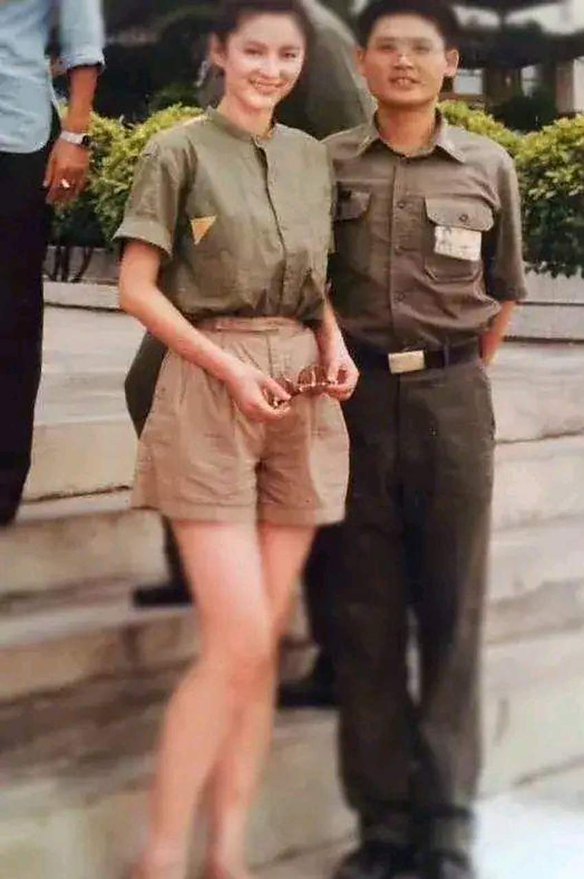 "哎呀,你看过林青霞穿着短裤的照片吗?"小明好奇地问道!