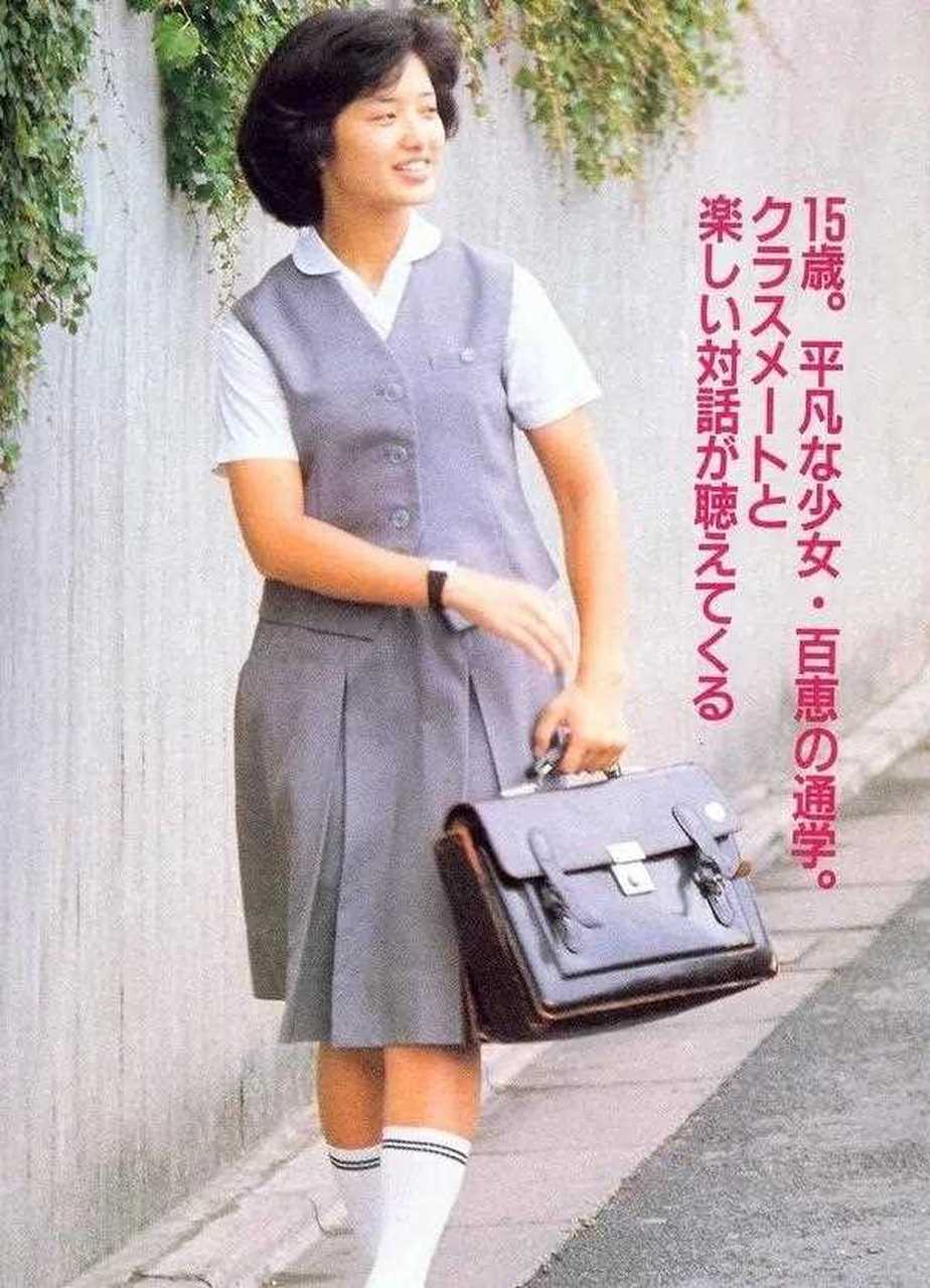 1974年,15岁的山口百惠穿着校服,拎着书包走在上学的路上.
