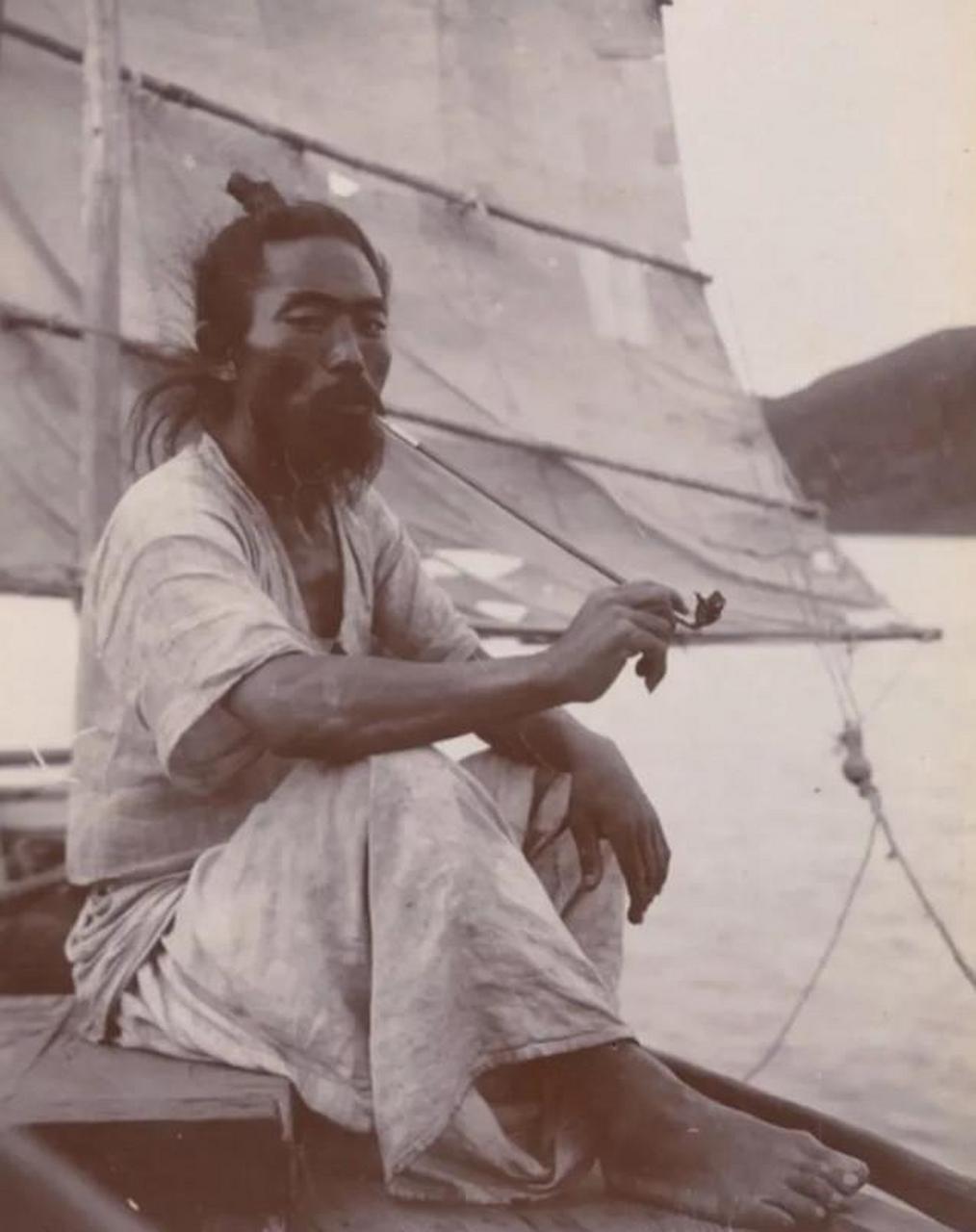 1905年,朝鲜船夫,感觉是明朝的发型和服饰.