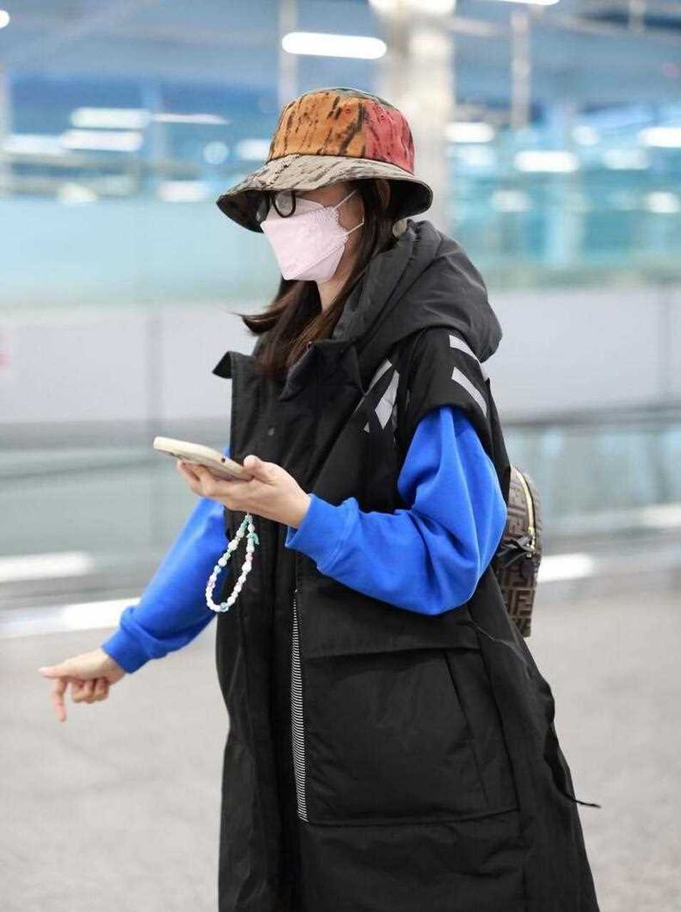 陈乔恩最新机场照来了,她戴了一顶南瓜造型的大檐帽,穿了一件黑色的中