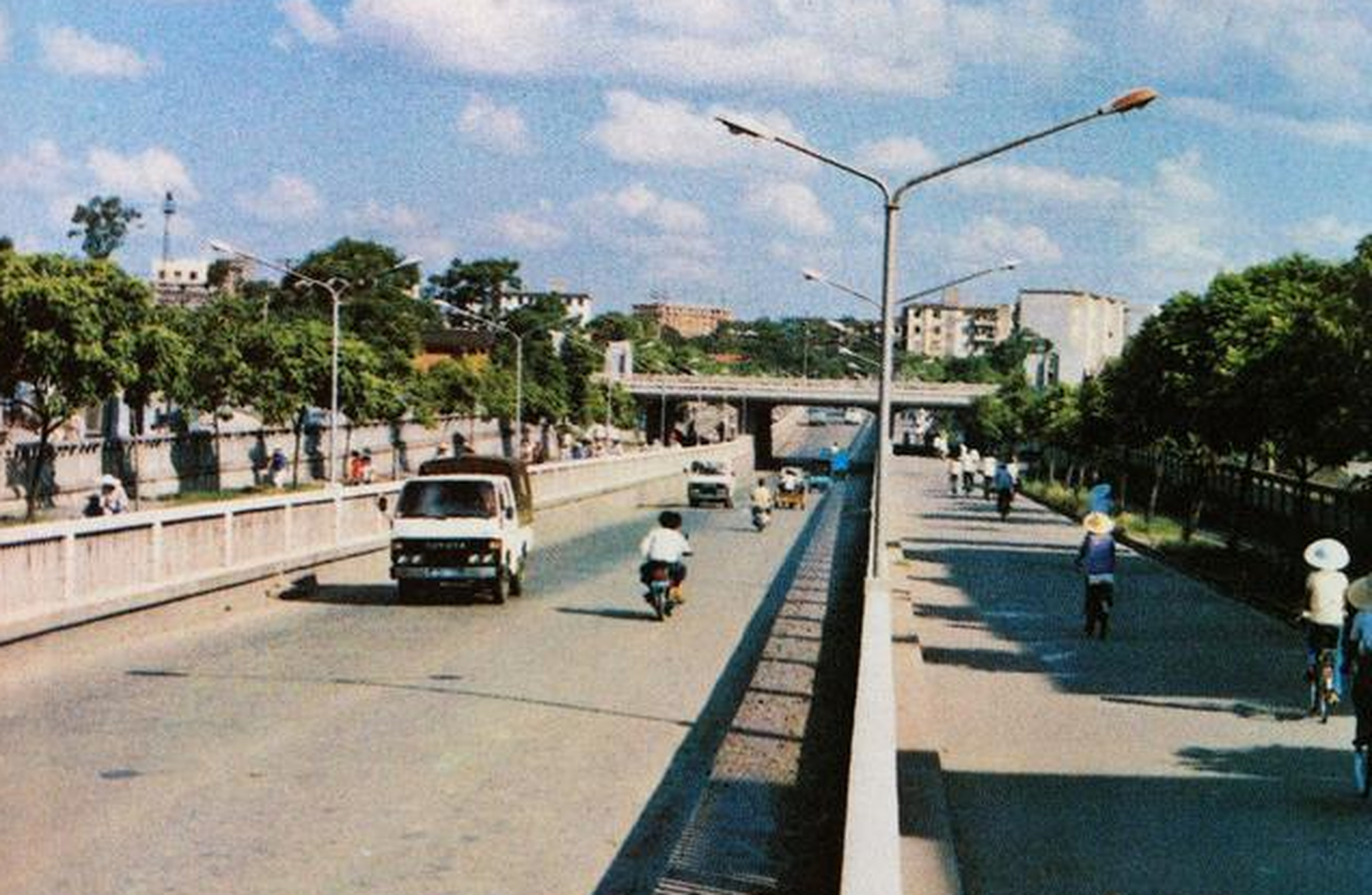 南宁老照片——80年代的南宁,绿树如茵的朝阳广场.