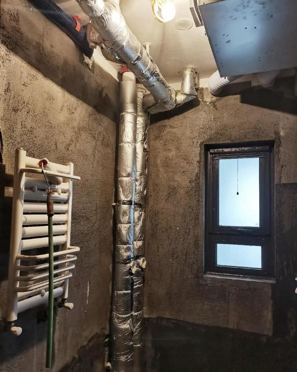 下水管道包隔音棉 明天就要包管道贴砖了,今天把隔音棉都包好了,对象