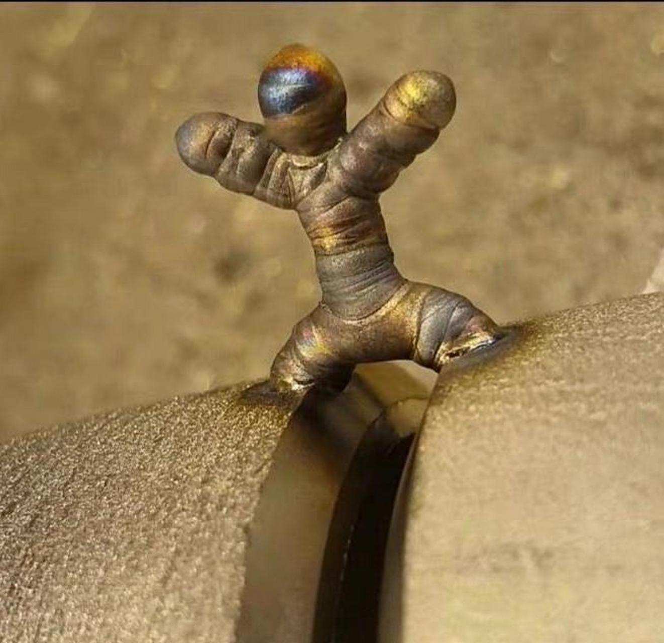 卧槽,估计是美院混不下去的焊工? #搞笑趣味图