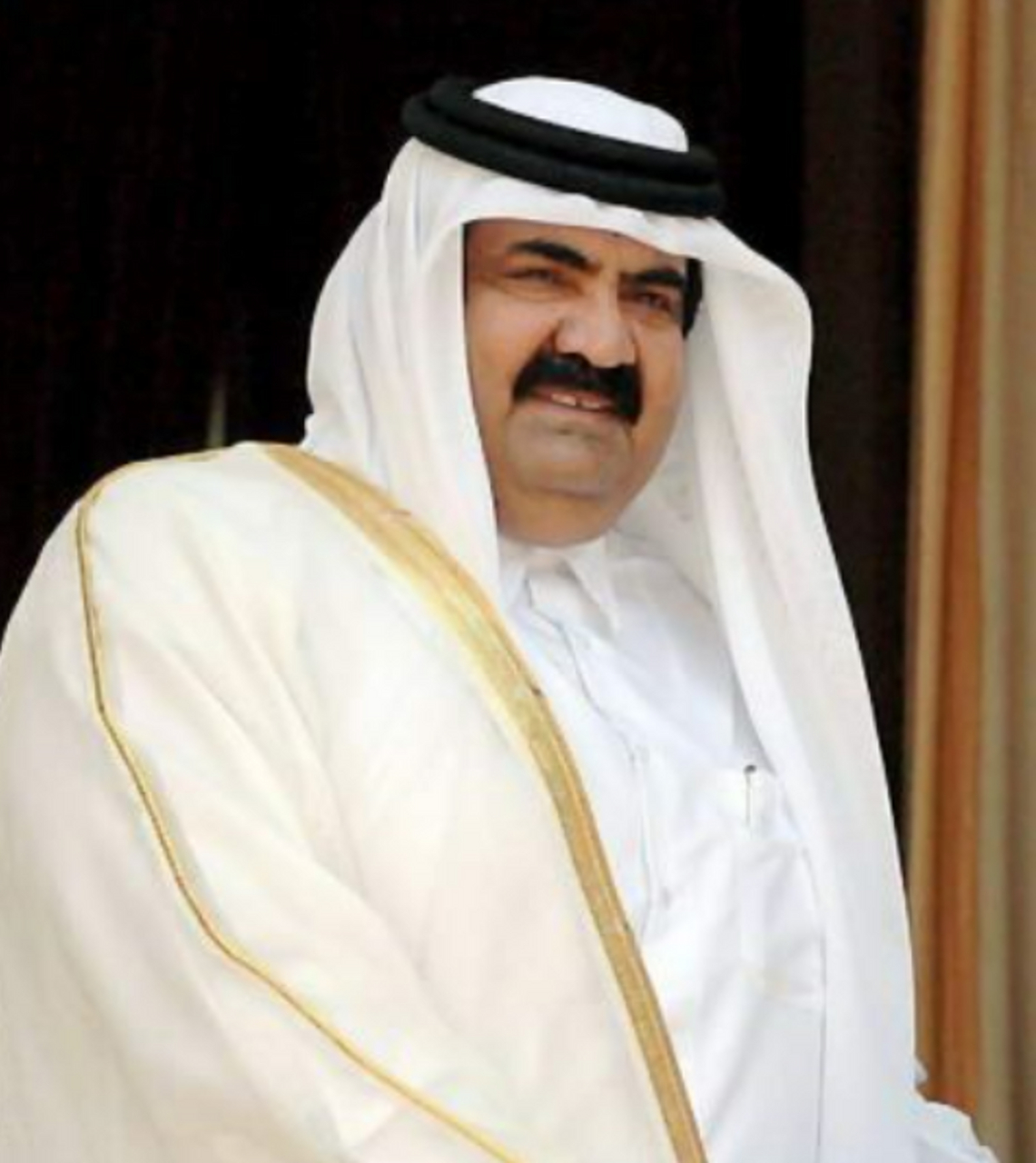 哈利法是卡塔尔国王,夺权方式和下台方式有着浓重的讽刺意味,仿佛是