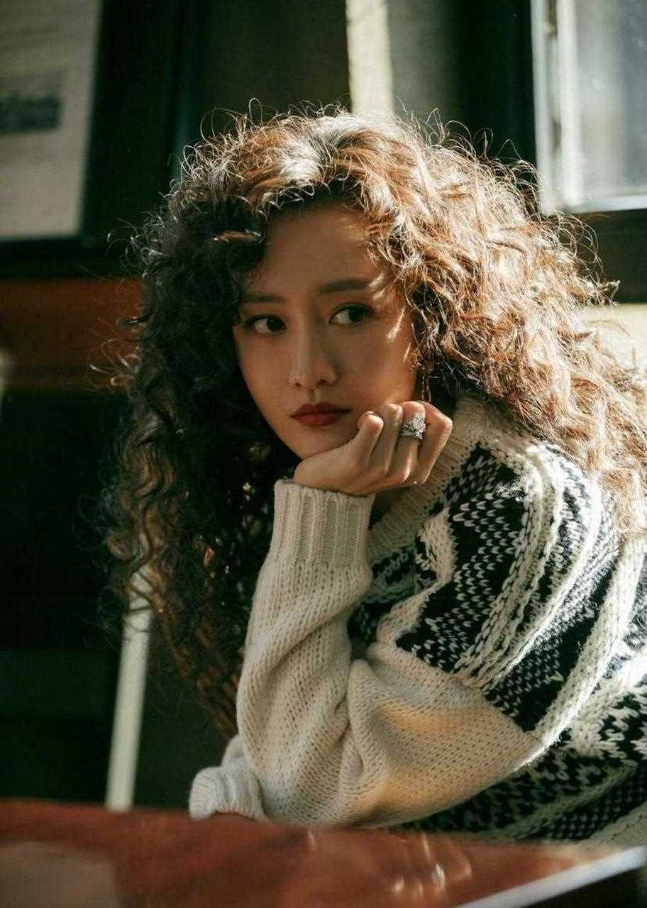 王鸥的泡面头发型也太炸了吧,很有年代感,复古摩登,也得亏是王鸥这样