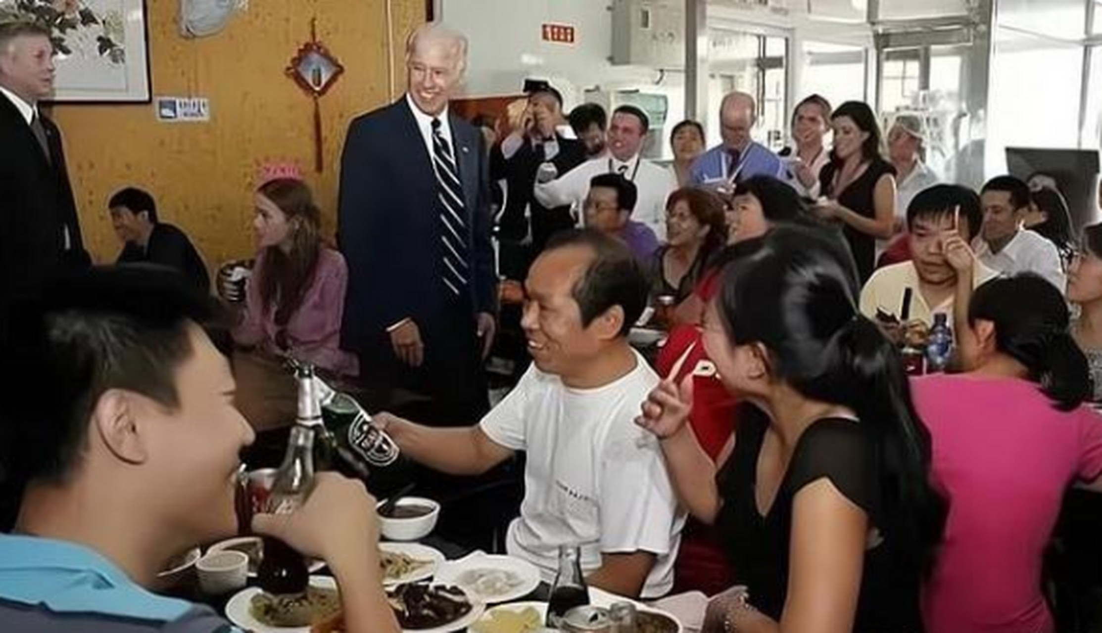 2011年,时任总统拜登访华,突然想尝尝中国的民间美食,就来到了这家