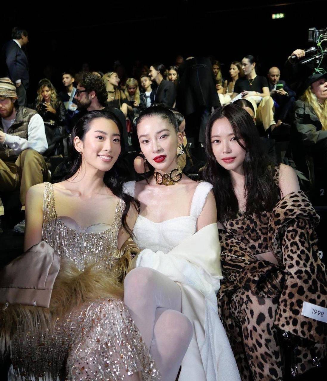 孙娜恩一身黑色透视装显好身材 烈焰红唇超吸睛