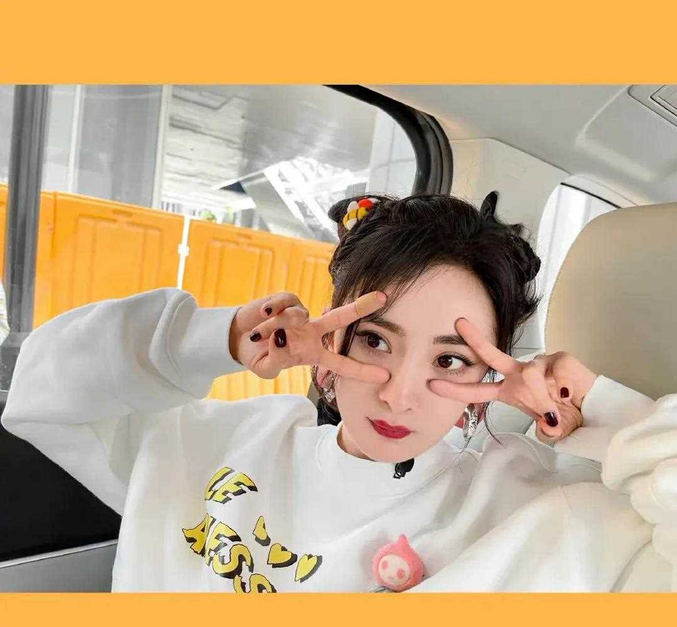 杨幂大清早坐上她的房车 开启了工作日常 坐在车内还不忘卖萌 给广大