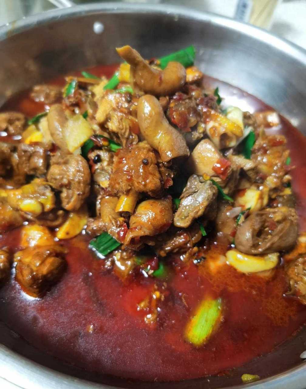 肥肠辣子鸡火锅配上野芹菜和豌豆尖,特意跑去了些苞谷饭,浓浓的乡土