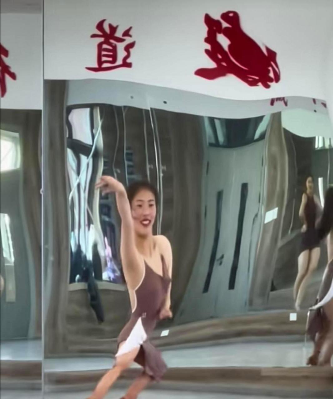 自从安装了这个哈哈镜,我每天都开心地笑哈哈!