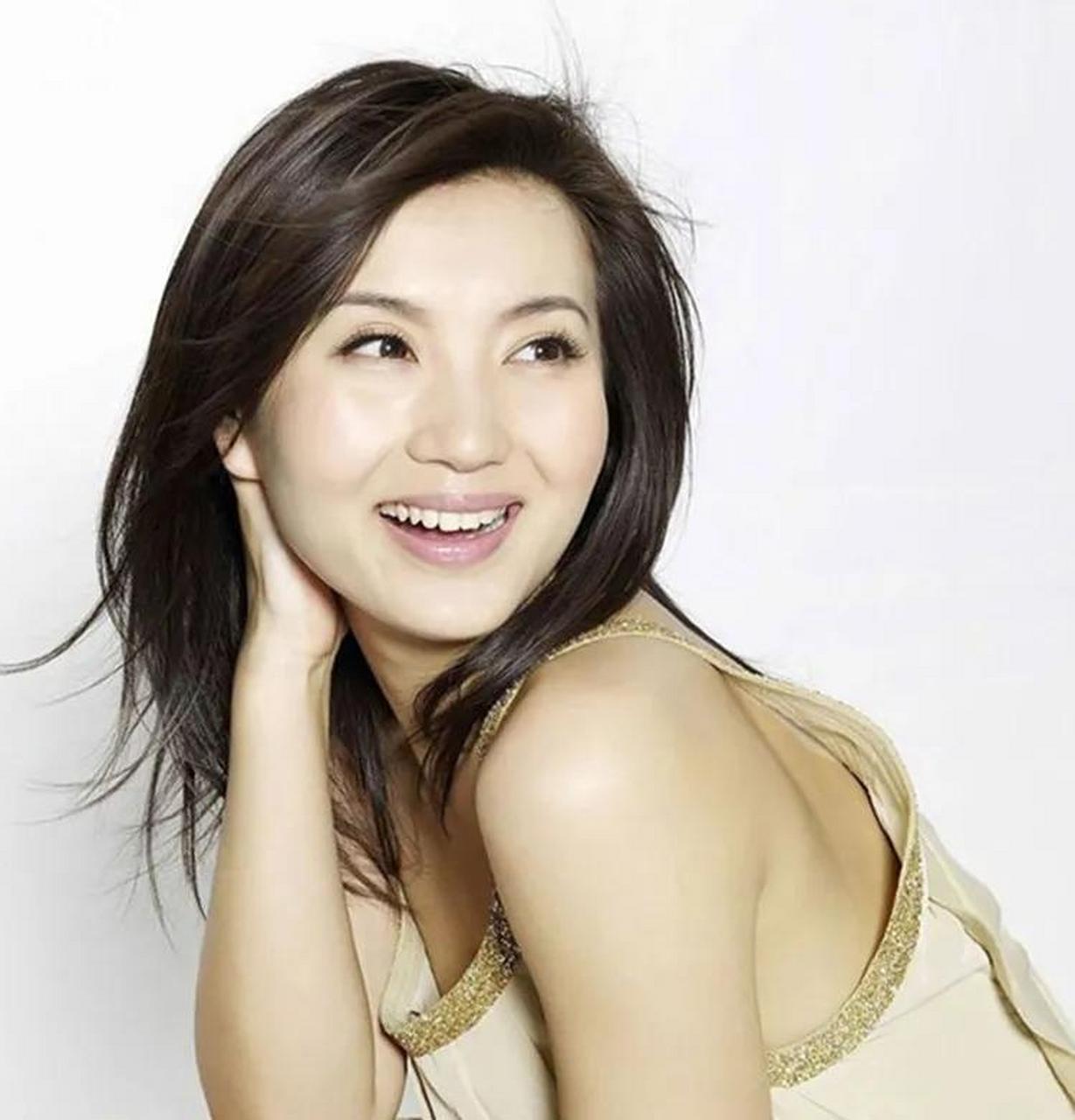 陈好是当之无愧的"万人迷",年轻时真是太美了,圆润的脸蛋,丰腴的身材