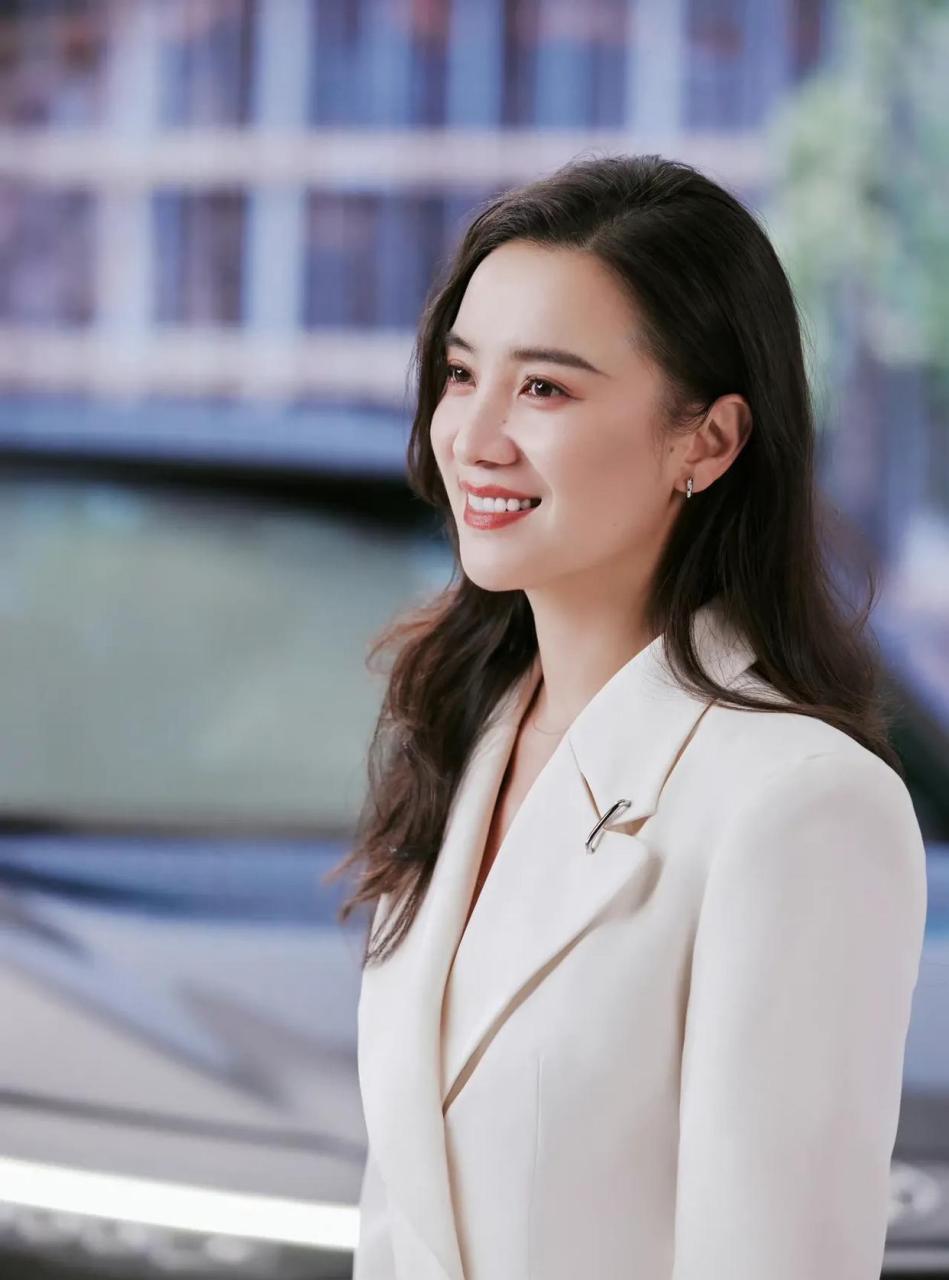 宋佳白色西装干净利落,高贵大气