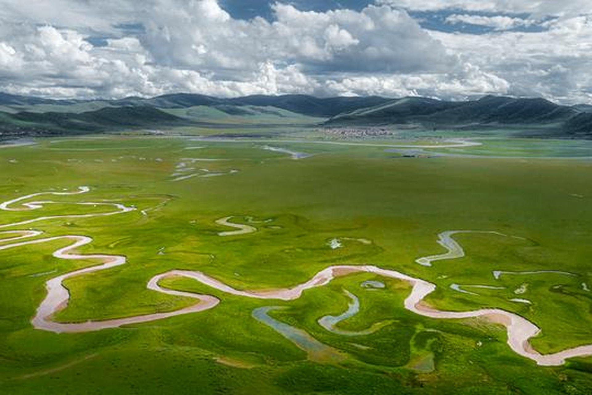 四川红原大草原,地处青藏高原东部边缘,这里不光风景优美,而且这里
