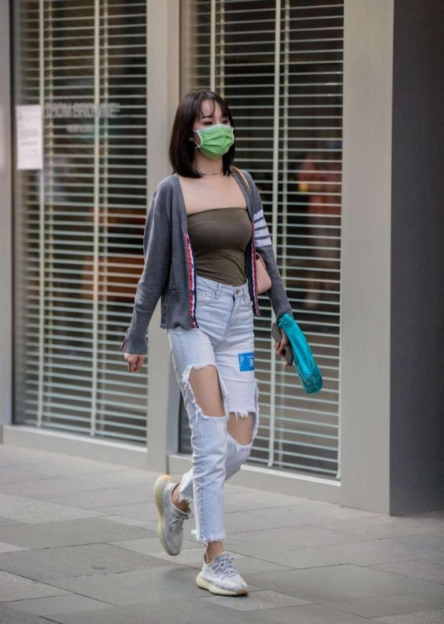 街拍:破洞牛仔裤的魅力,让人变的时尚潮流
