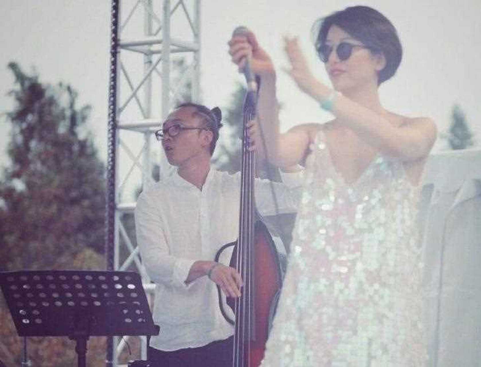 李亚鹏新女友susie近照曝光,她身穿吊带连衣裙现身音乐节,大秀好身材