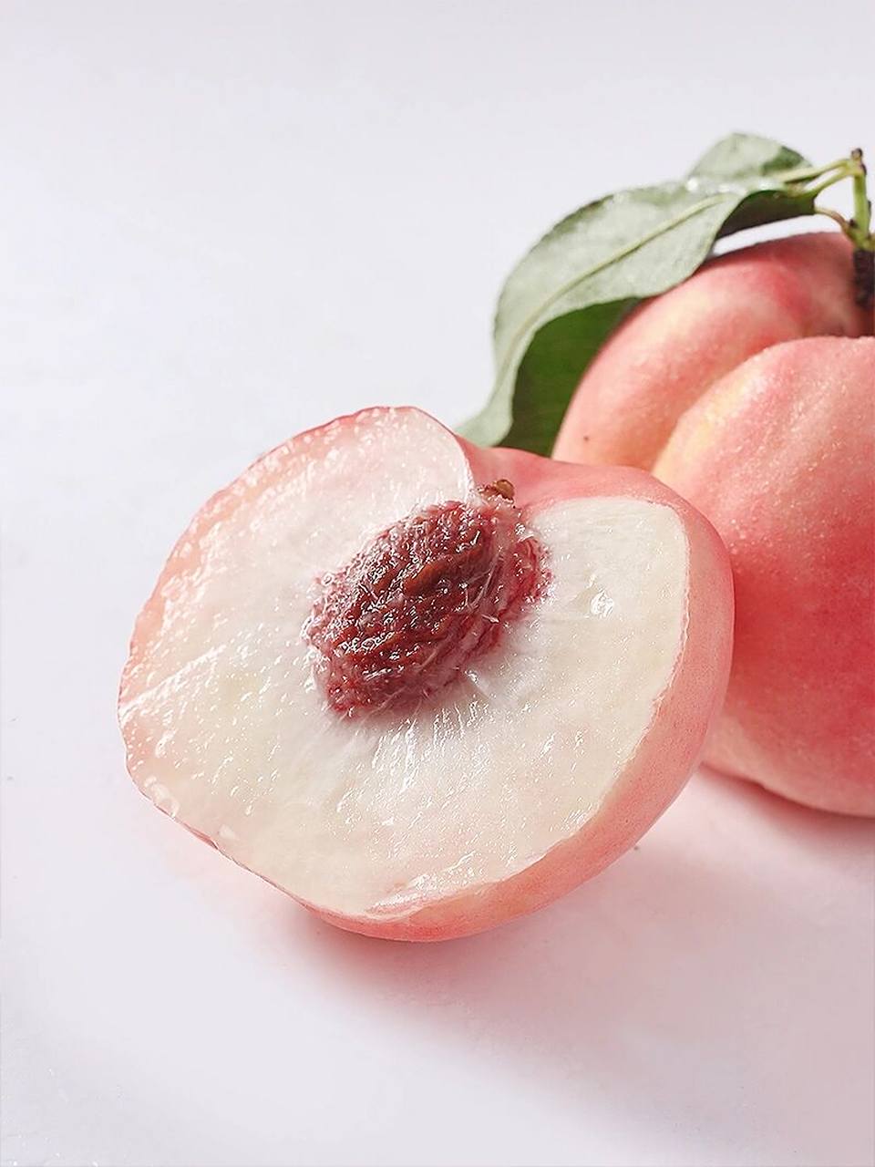 练习静物拍摄桃子  今天我收到了第一杯奶茶,也才知道今天是立秋.