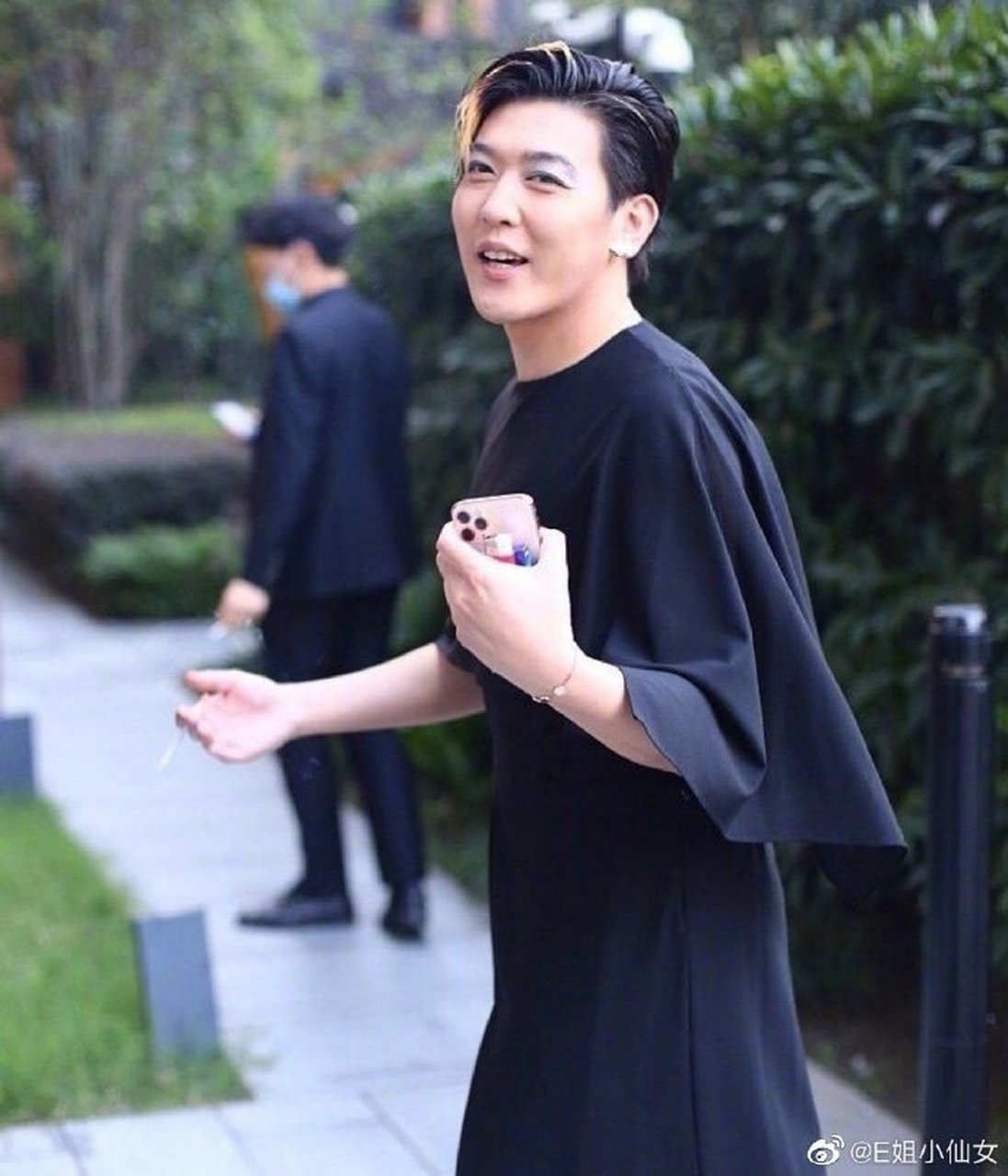 姜思达露背长裙#  姜思达身体力行地展现了"女装只有0与无数次"677