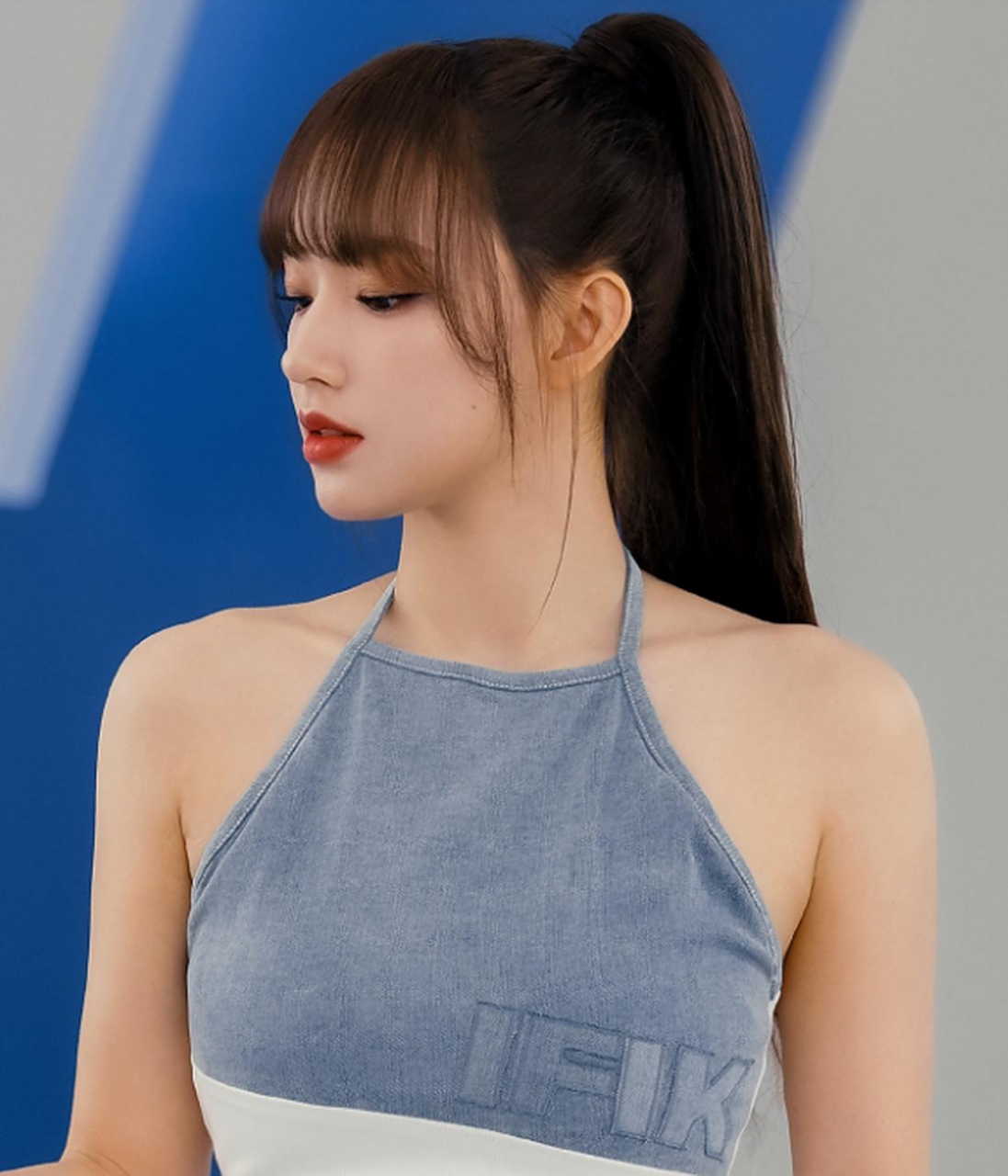 程潇时尚妩媚,长发披肩美丽至极.