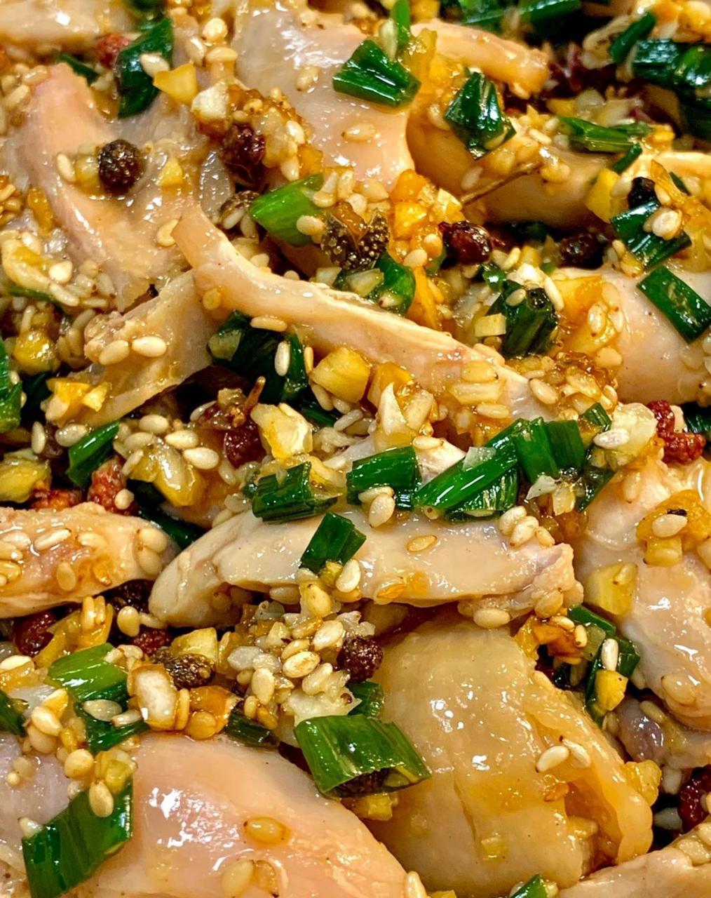 【椒麻葱油鸡腿】 95所需食材:鸡腿,葱蒜,花椒,芝麻.